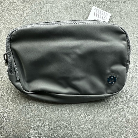 Lululemon Everywhere Belt Bag 1L Silver Drop/White Brand New - Picture 7 of 16
